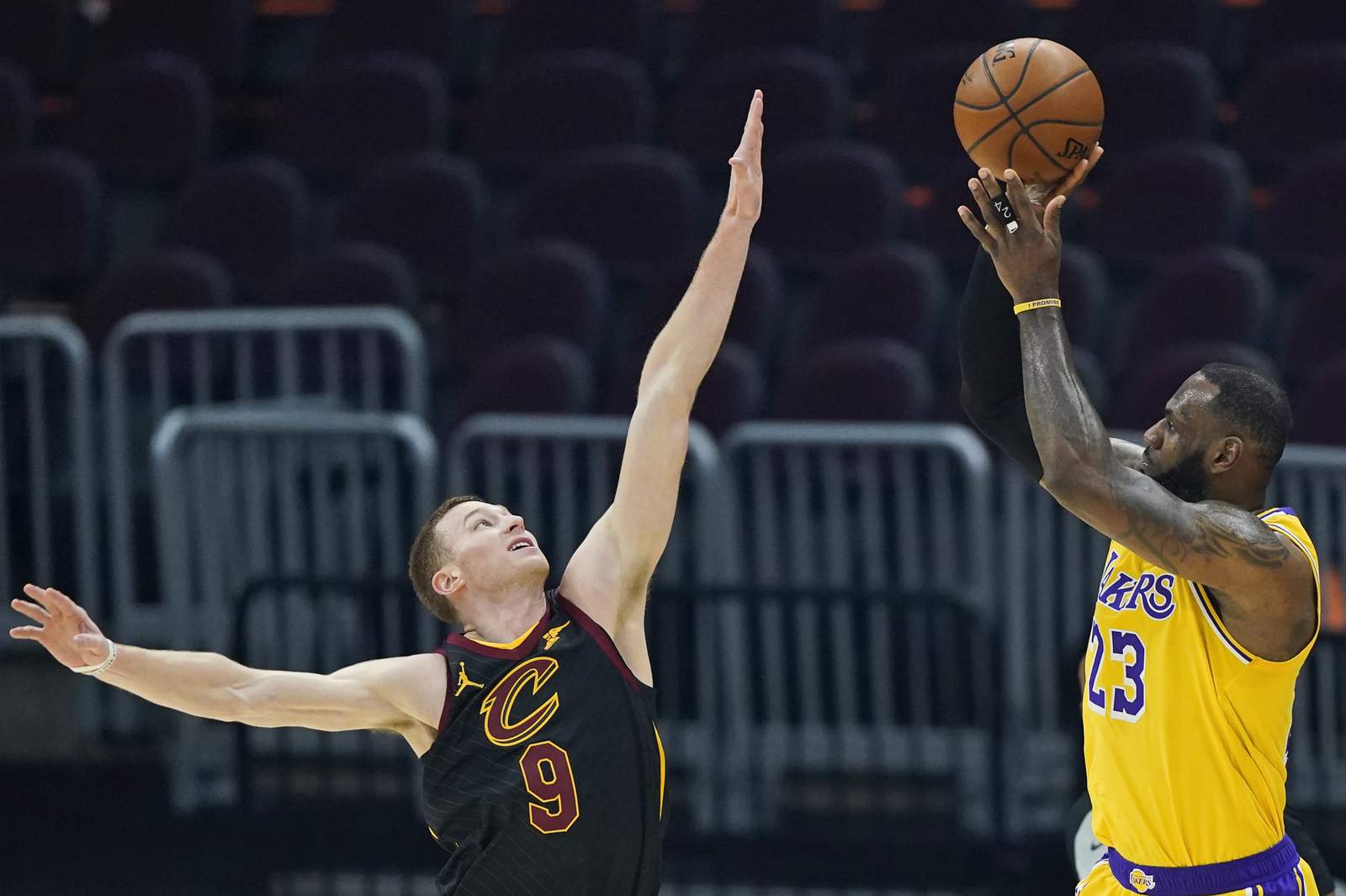 LeBron scores 46, Lakers beat Cavs to stay perfect on road