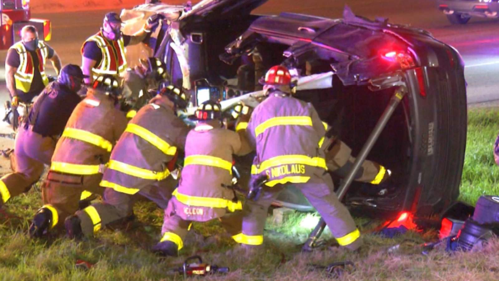 SAPD: Man extracted from vehicle after rollover crash on Highway 281