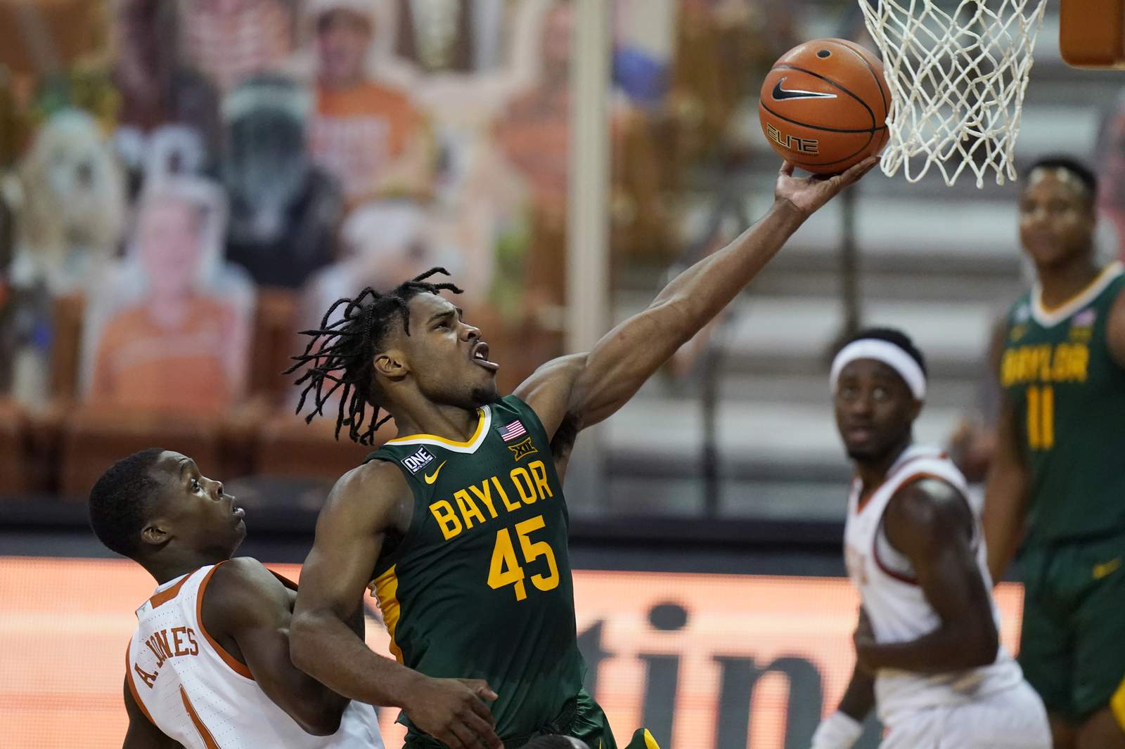 Baylor back from pause, resumes bid for undefeated season
