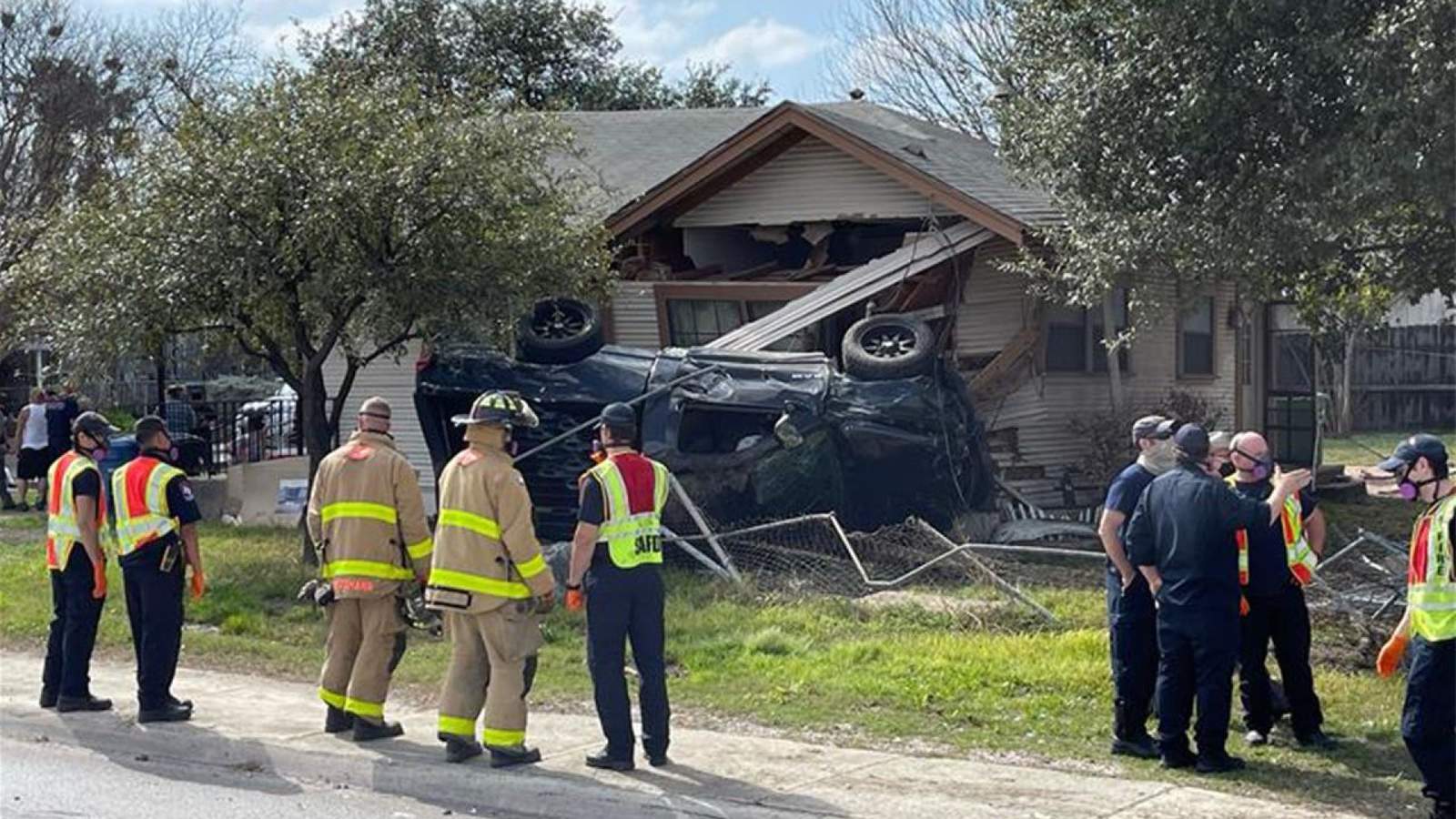 Driver fleeing from DPS reached 100 mph before crashing into home, troopers say