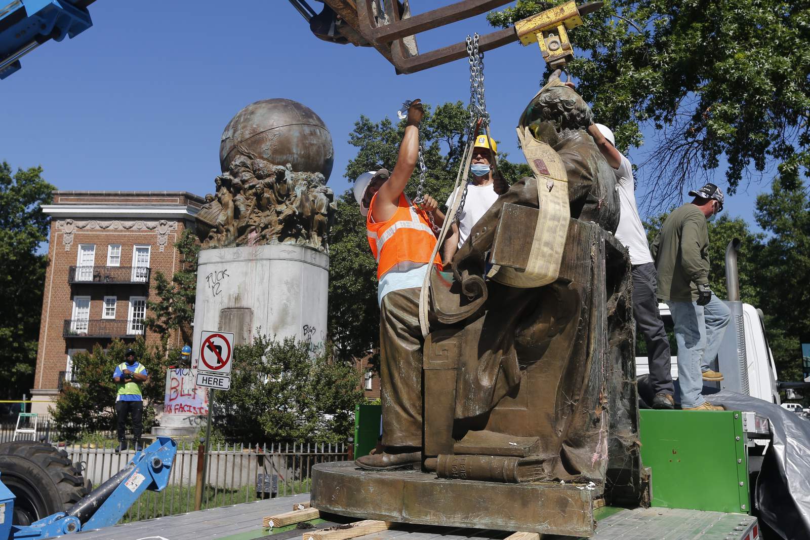 Crews continue work to remove Richmond's Confederate statues