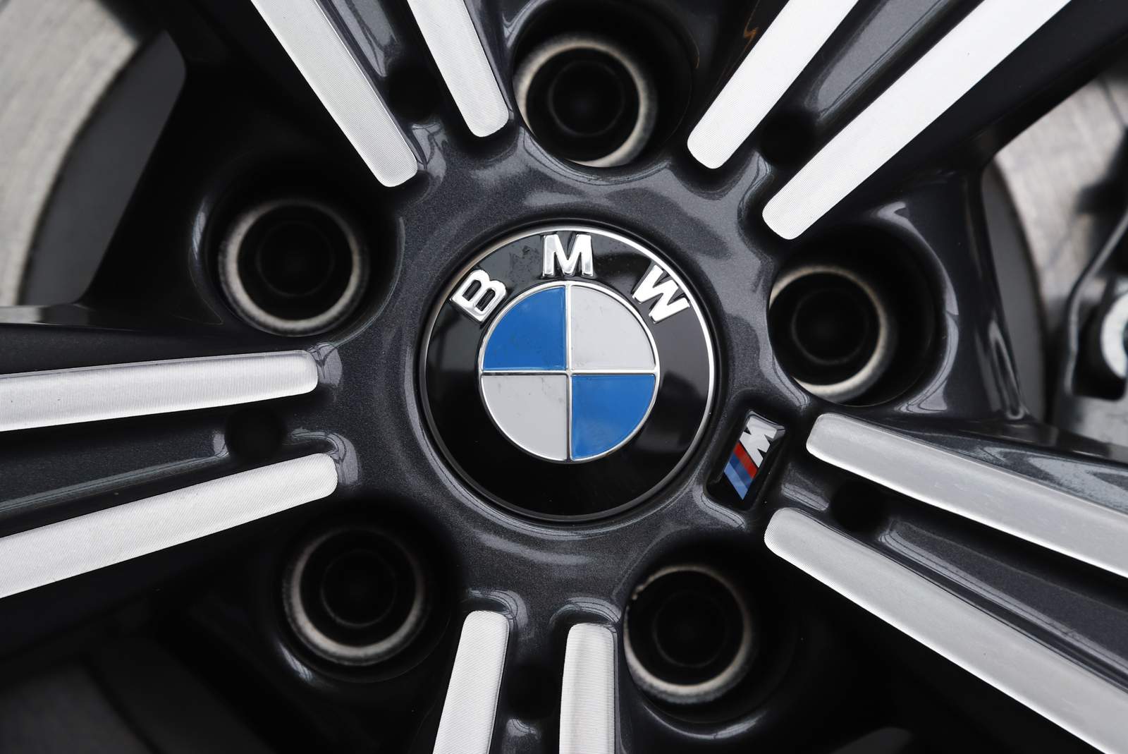 Luxury vehicles, booming sales in China boost BMW profits