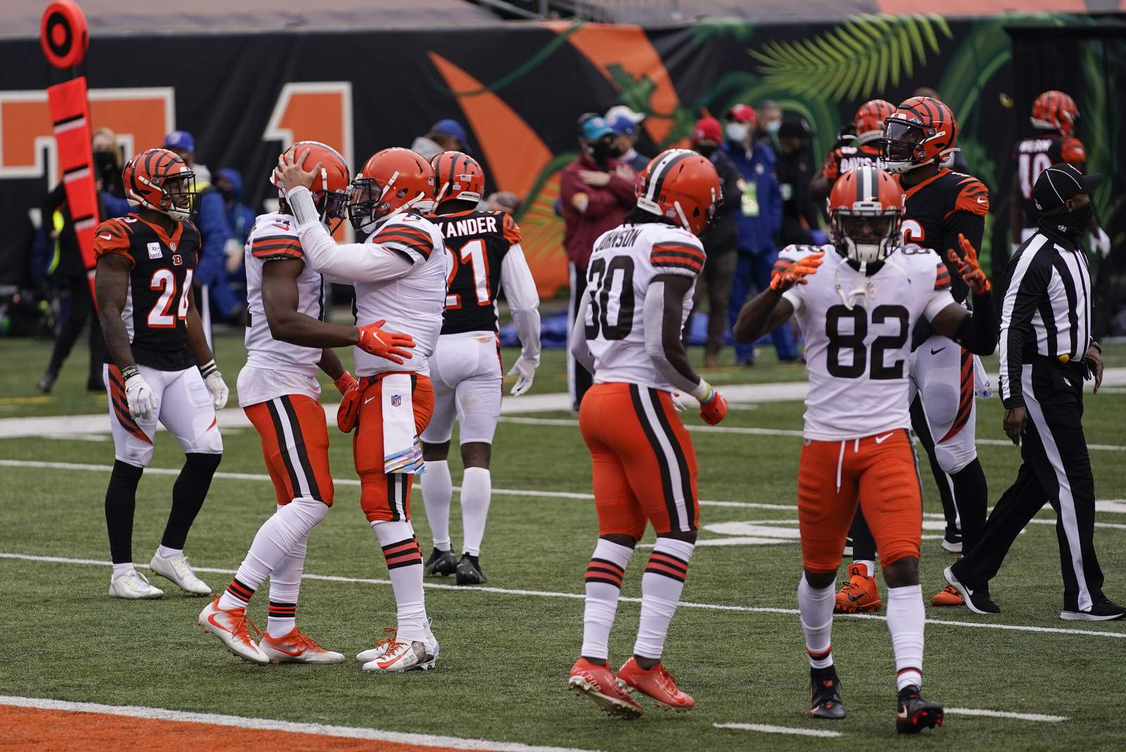 Hurting Mayfield, Browns score late, outduel Bengals 37-34