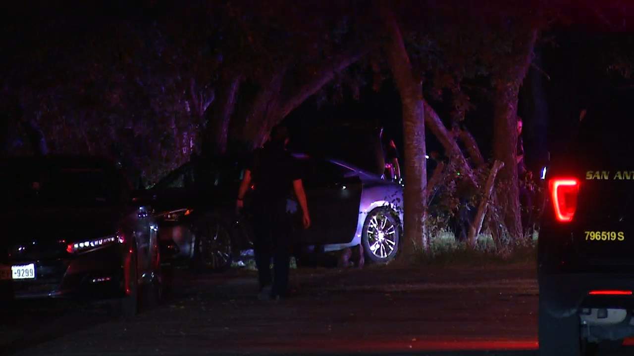 SAPD: Driver hits patrol car, clips officer with door while fleeing from him