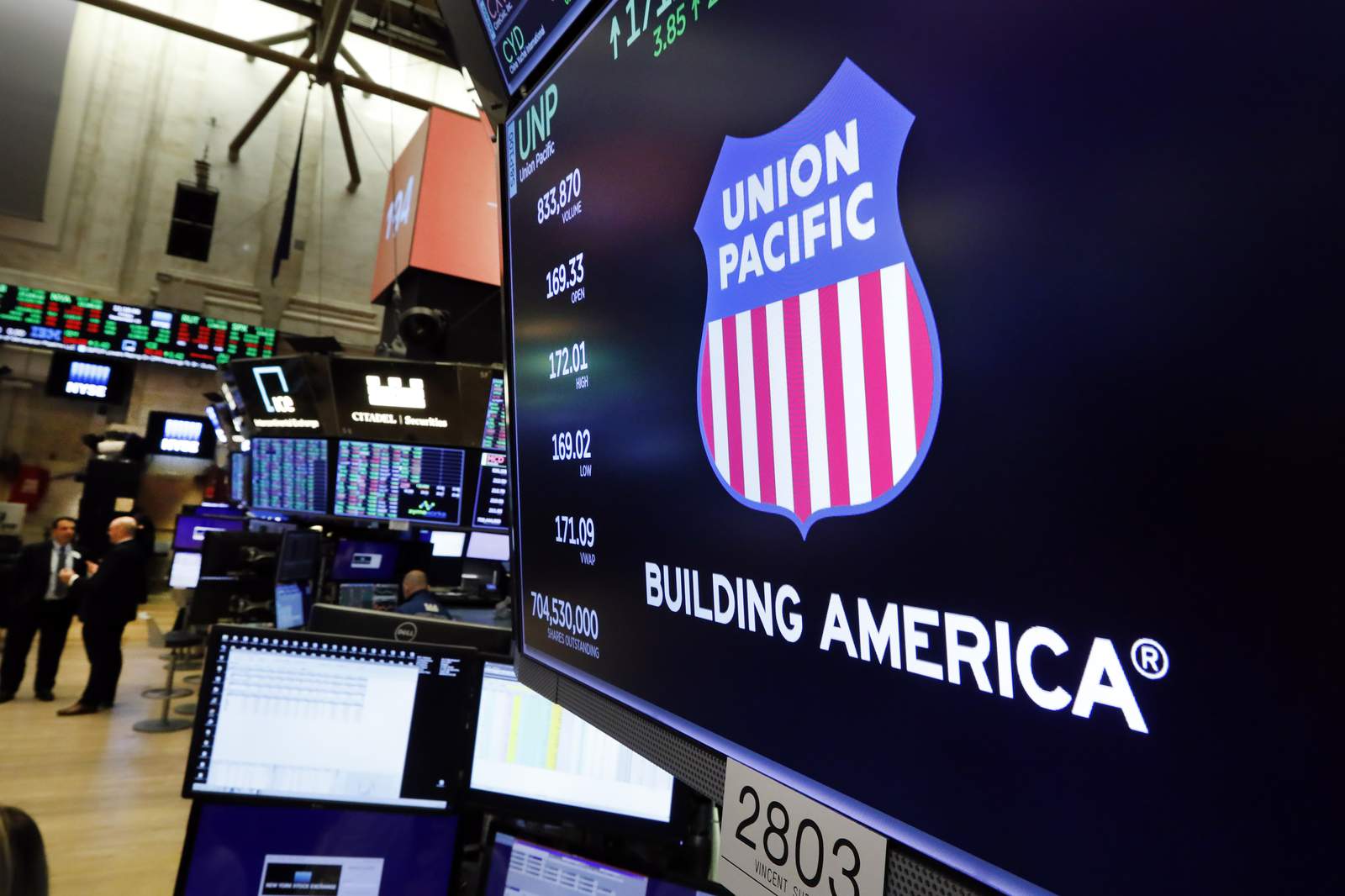 Profit, revenue slump at Union Pacific, but volume improves