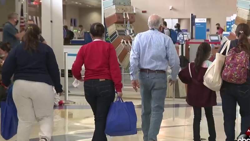 San Antonio Food Bank seeks bilingual volunteers to help migrants arriving daily at airport