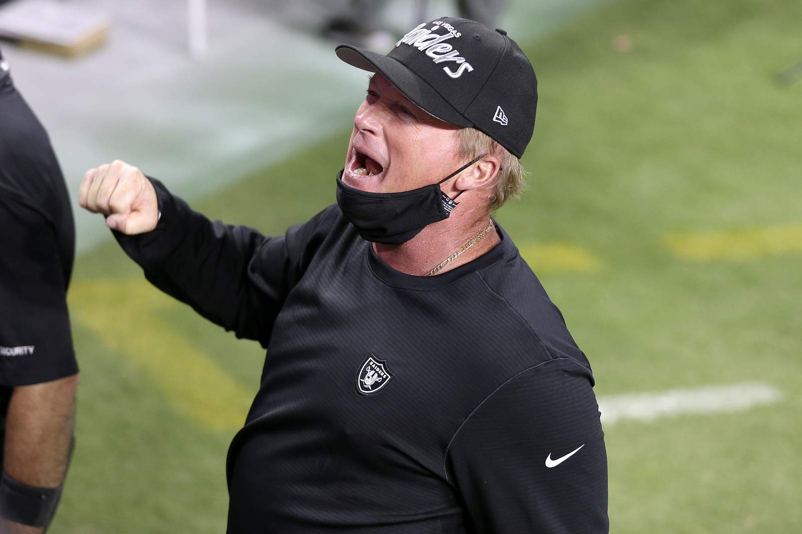 NFL threatening suspensions for maskless sideline personnel
