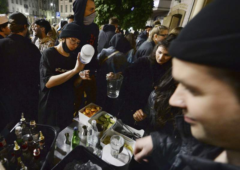 Masks off, Poles cheer reopening of bars and restaurants