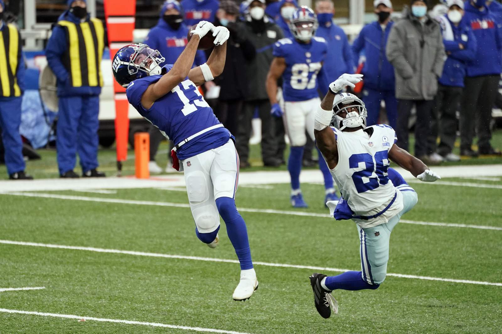 Giants outlast Cowboys 23-19, stay in running for NFC East