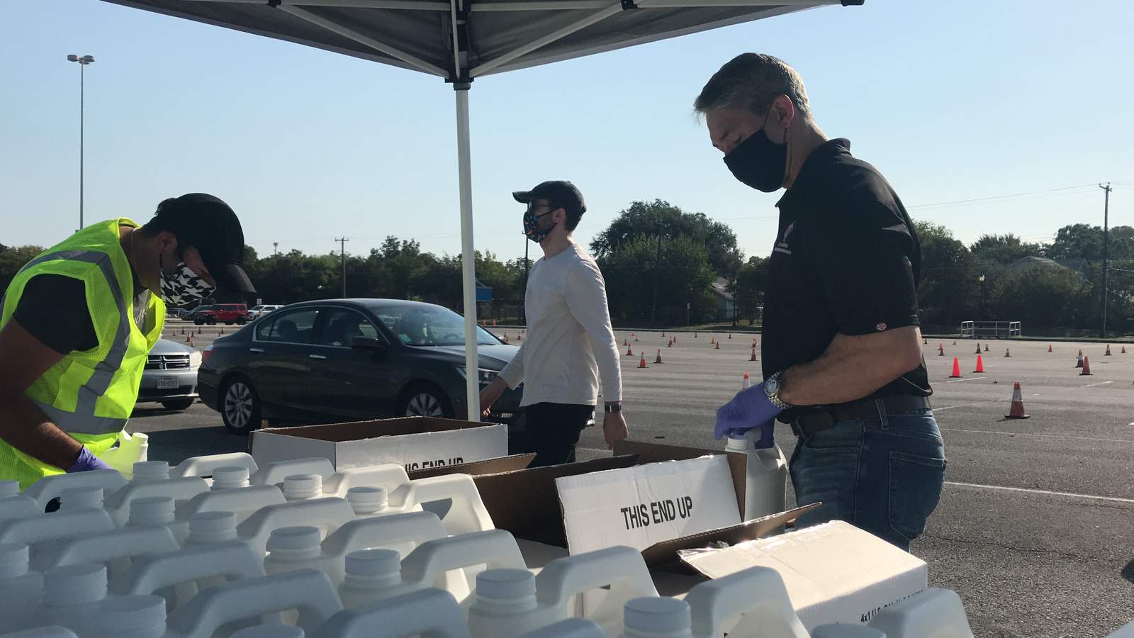 Mayor Nirenberg distributes free PPE to San Antonio businesses