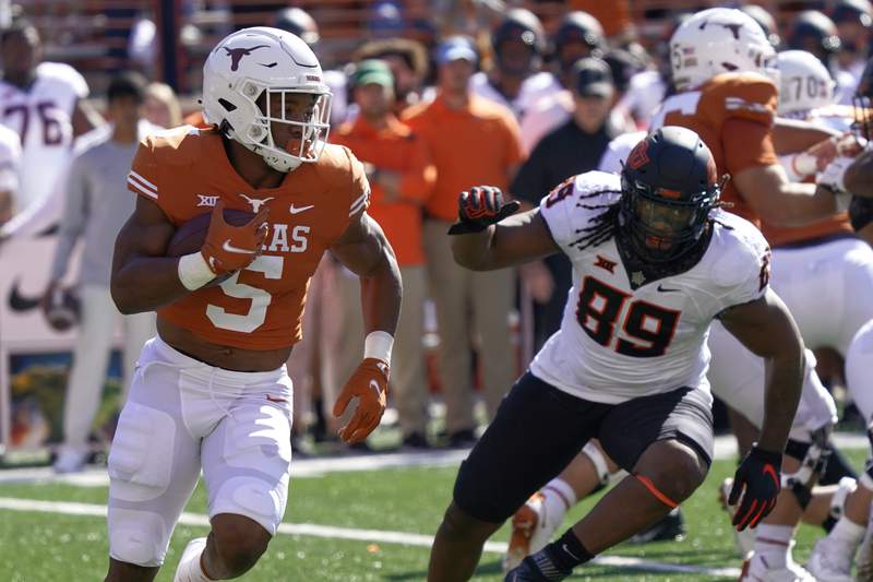 Monday huddle: Why is Texas struggling so much at the end of games?