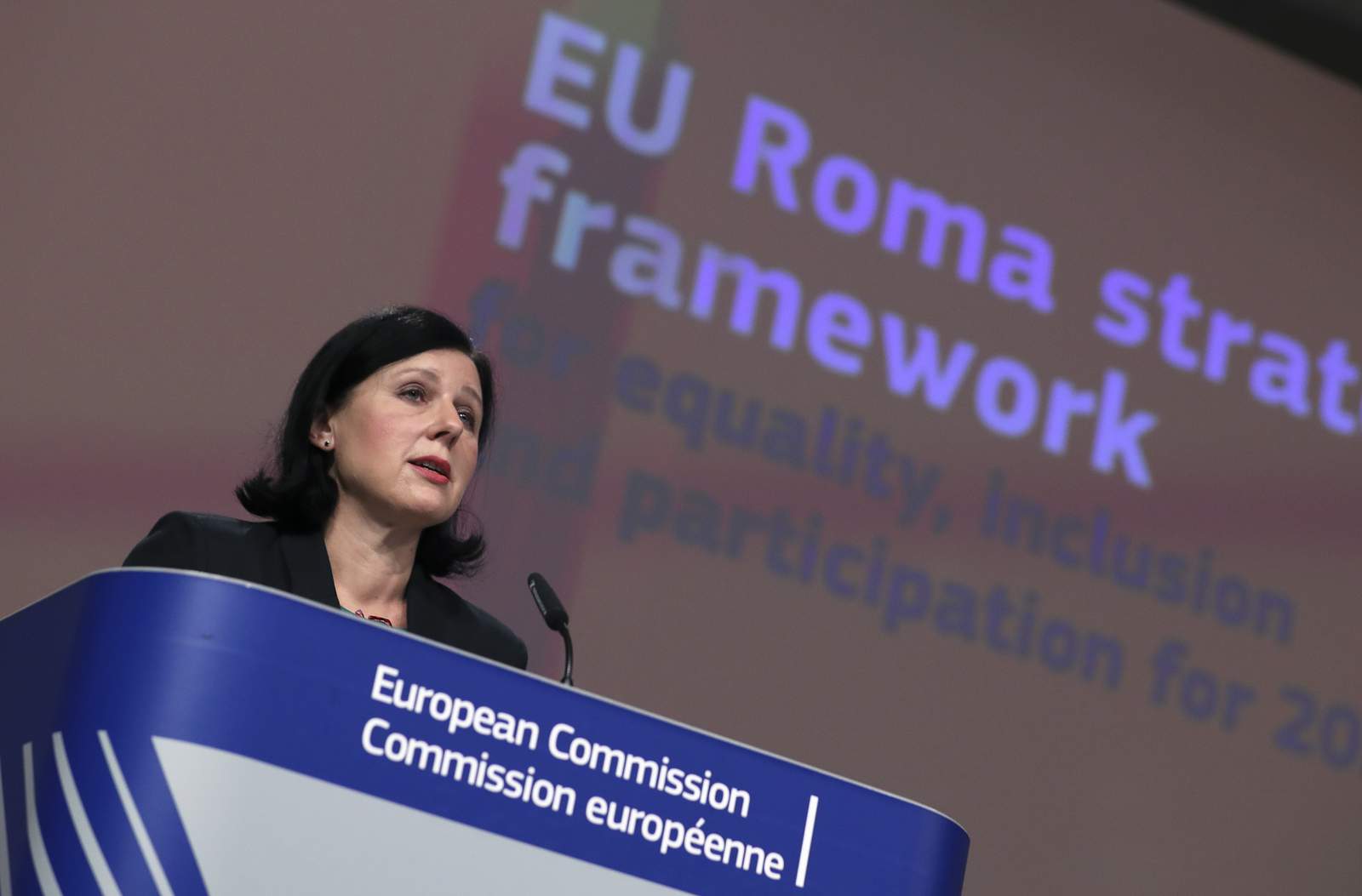 EU presents plan to improve plight of its Roma minority