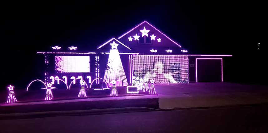 This New Braunfels home transforms into a Selena Quintanilla-themed Christmas light show