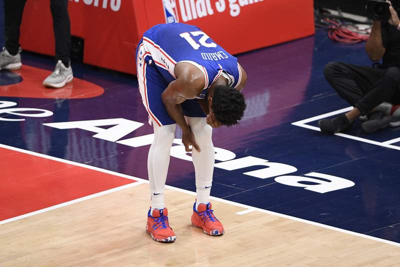 Embiid leaves with sore knee, 76ers lose to Wizards 122-114