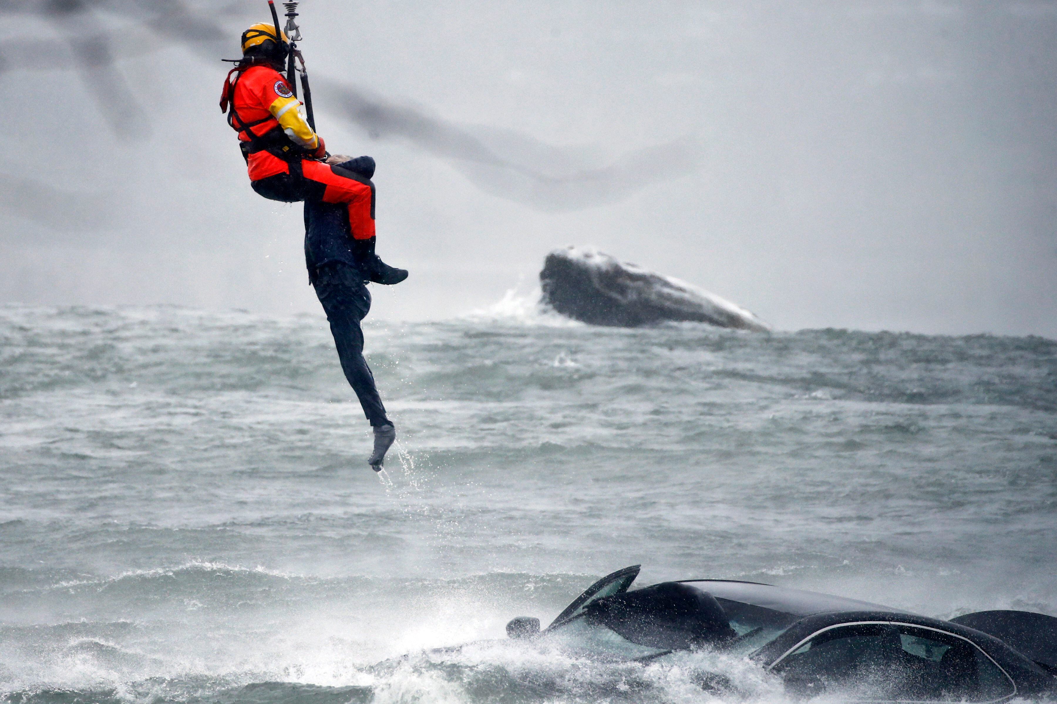 News Without Politics, Coast Guard diver pulls body from vehicle in Niagara Falls!, unbiased news source,