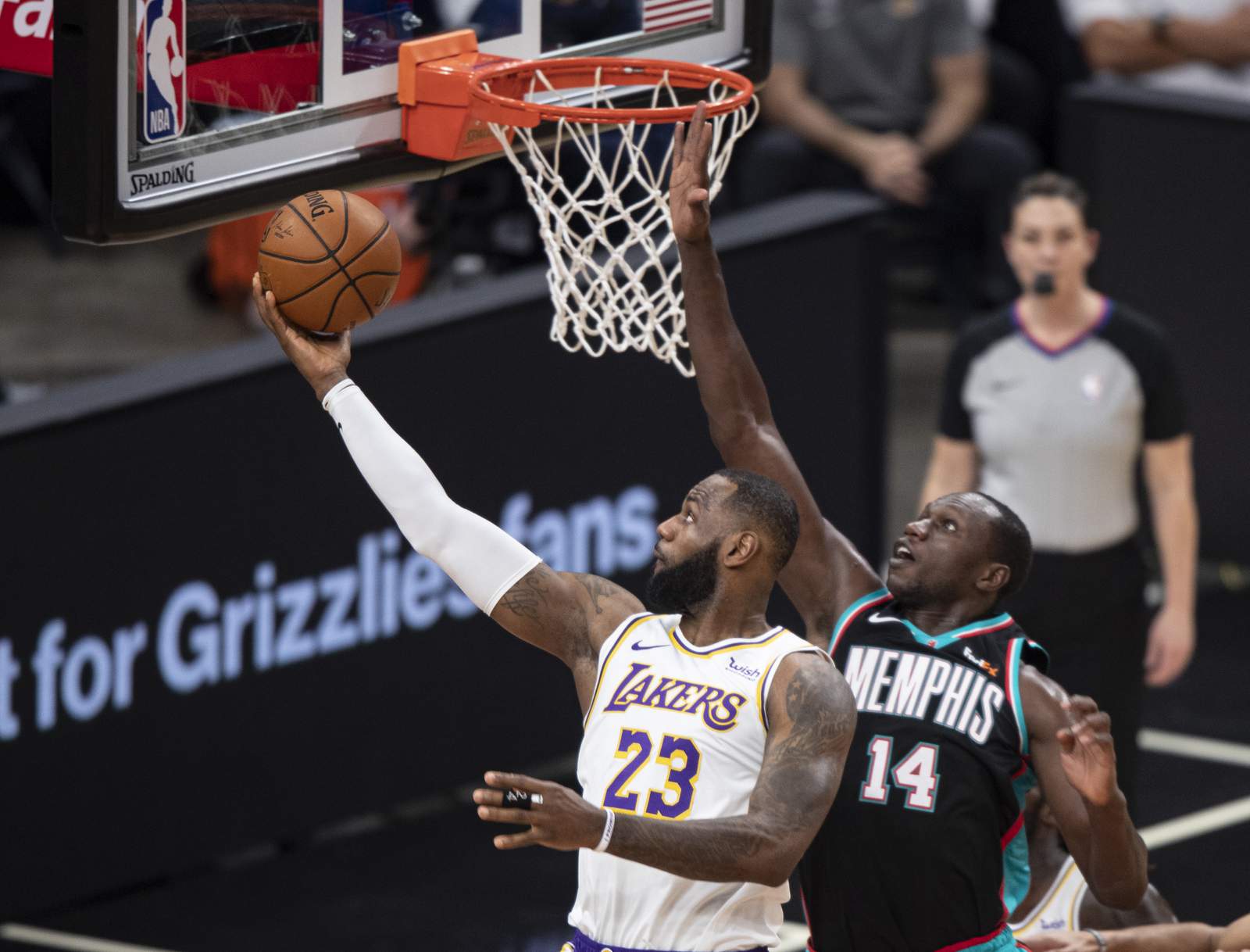 James leads Lakers past Grizzlies to open 2-game set