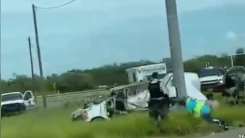 At least 10 dead as van carrying migrants crashes in Texas