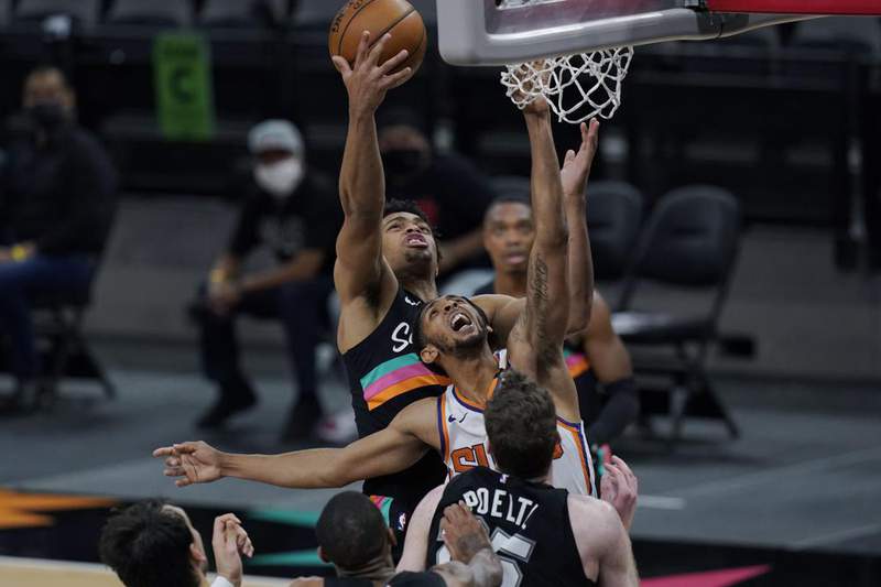 Moore, short-handed Suns hold off Spurs 123-121