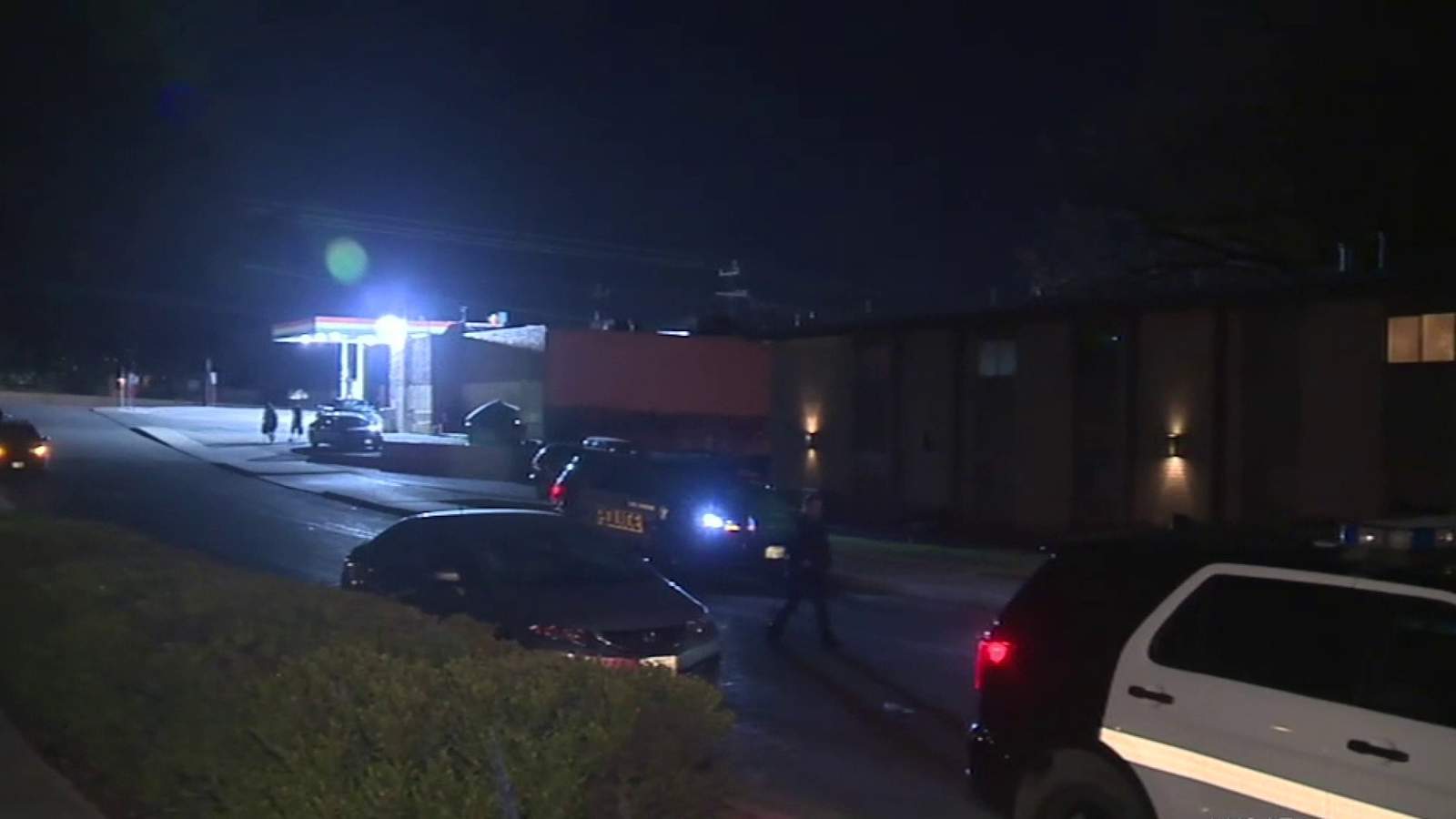 2 men hospitalized after shooting at apartment complex, police say