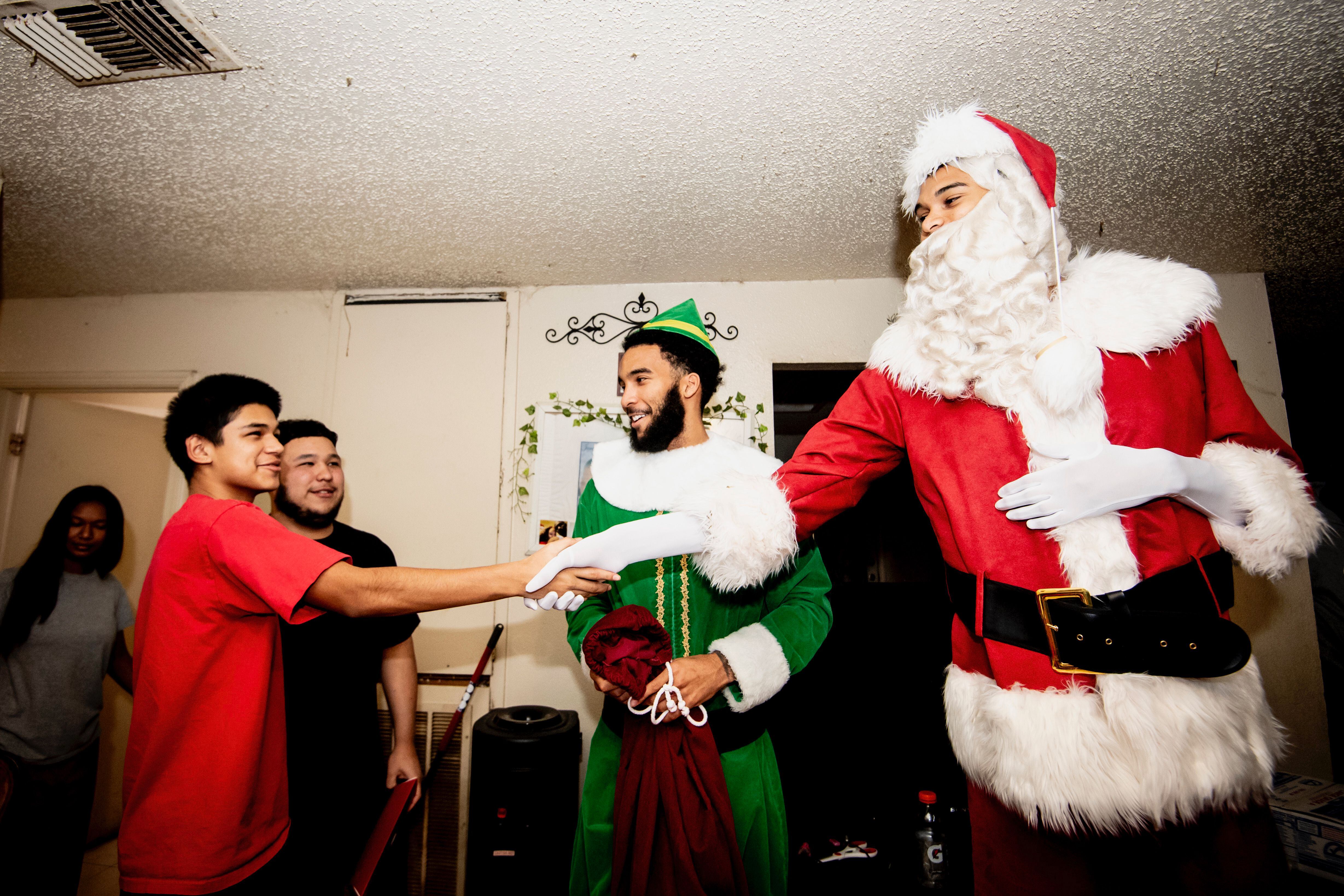December 14, 2023, San Antonio, TX:
during the Elf Louise Christmas Project at the Mirasol Community Center in San Antonio, Texas Thursday, December 14, 2023.
(Photo by Reginald Thomas II/San Antonio Spurs)