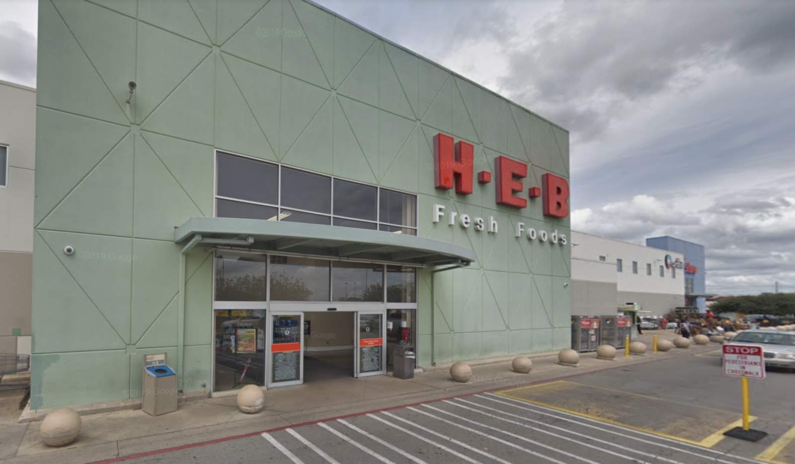 Employee at San Antonio H-E-B tests positive for COVID-19, store officials say