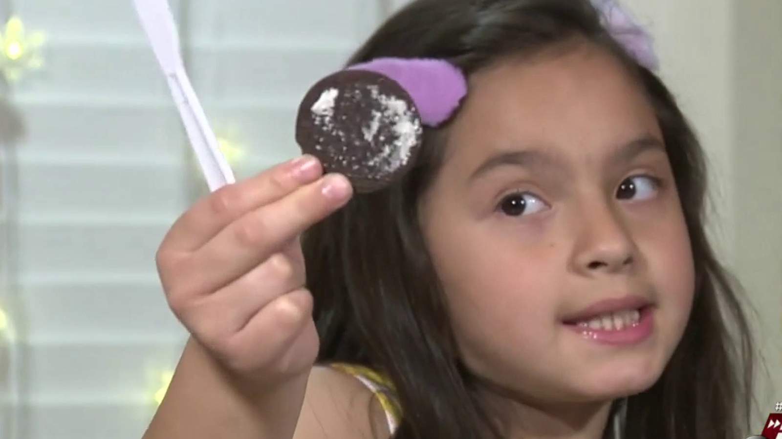 Rooney, daughter of KSAT anchor Stephanie Serna, tries Oreo moon phases experiment