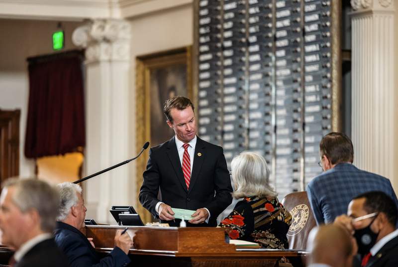 Texas House Speaker offers Democrats free plane ride home to return to state