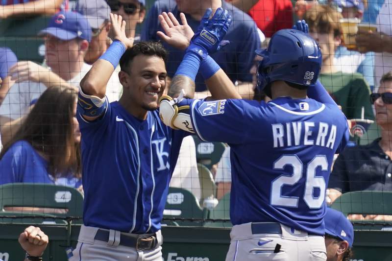 Perez hits 2 of Royals' 5 homers in 6-2 victory over Cubs