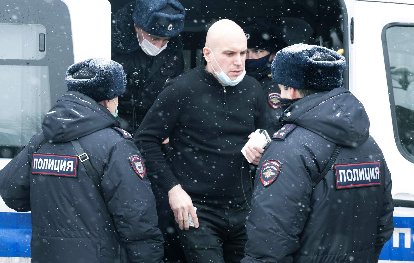 Police detain participants in Russian opposition forum