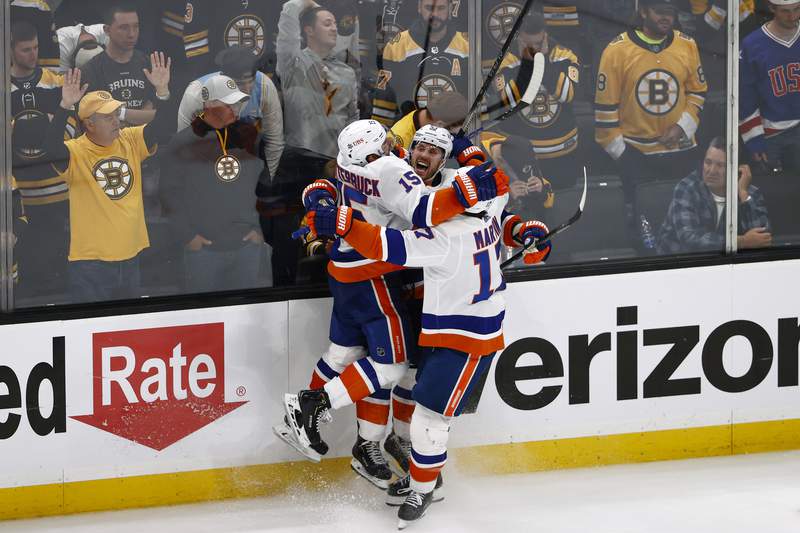 Cizikas' OT goal lifts Islanders past Bruins 4-3 in Game 2