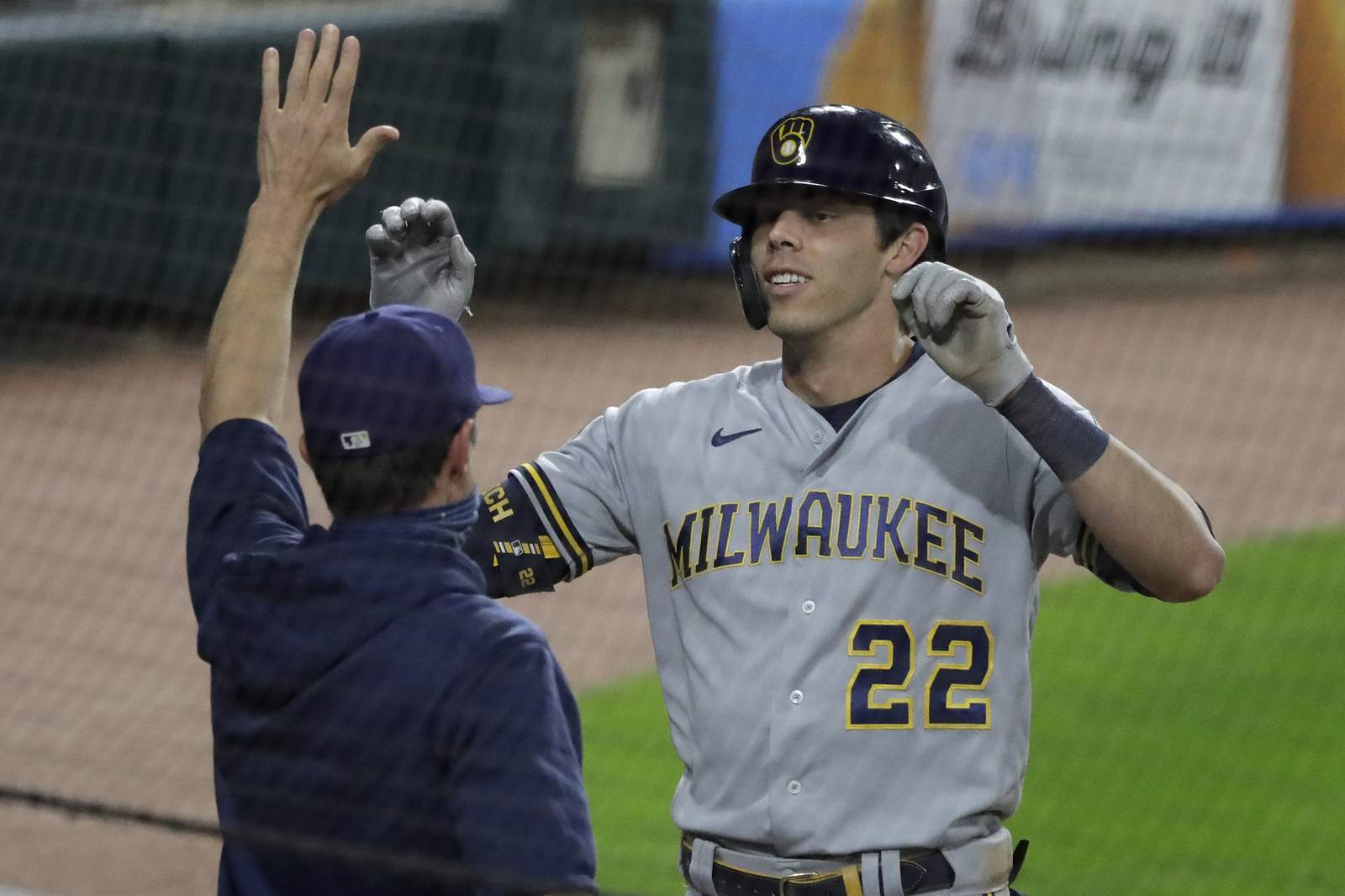 Yelich hits inside-the-park homer, Brewers beat White Sox