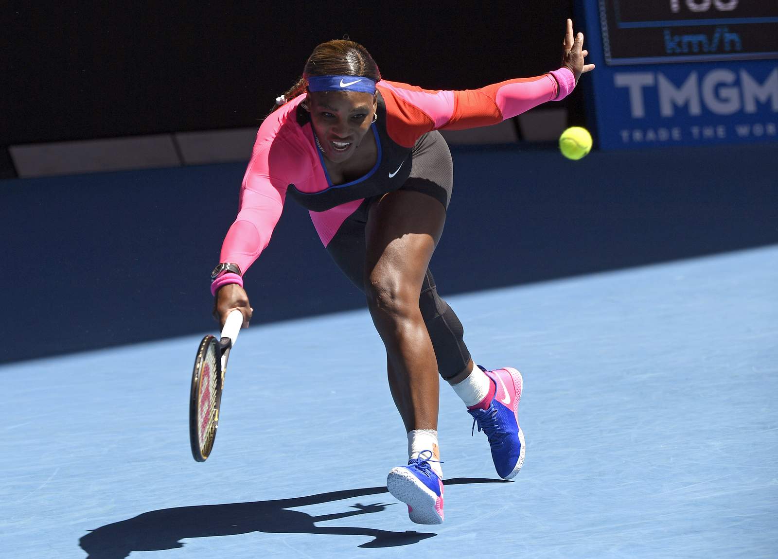 Australian Open: No-look shot in Serena's win; COVID fan ban