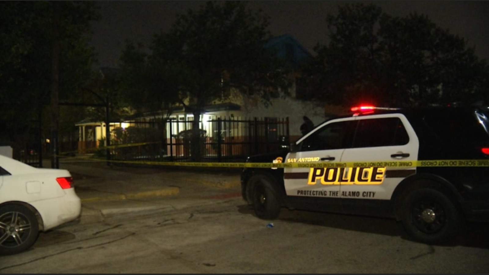 Man shot in hand during robbery at West Side apartment, police say
