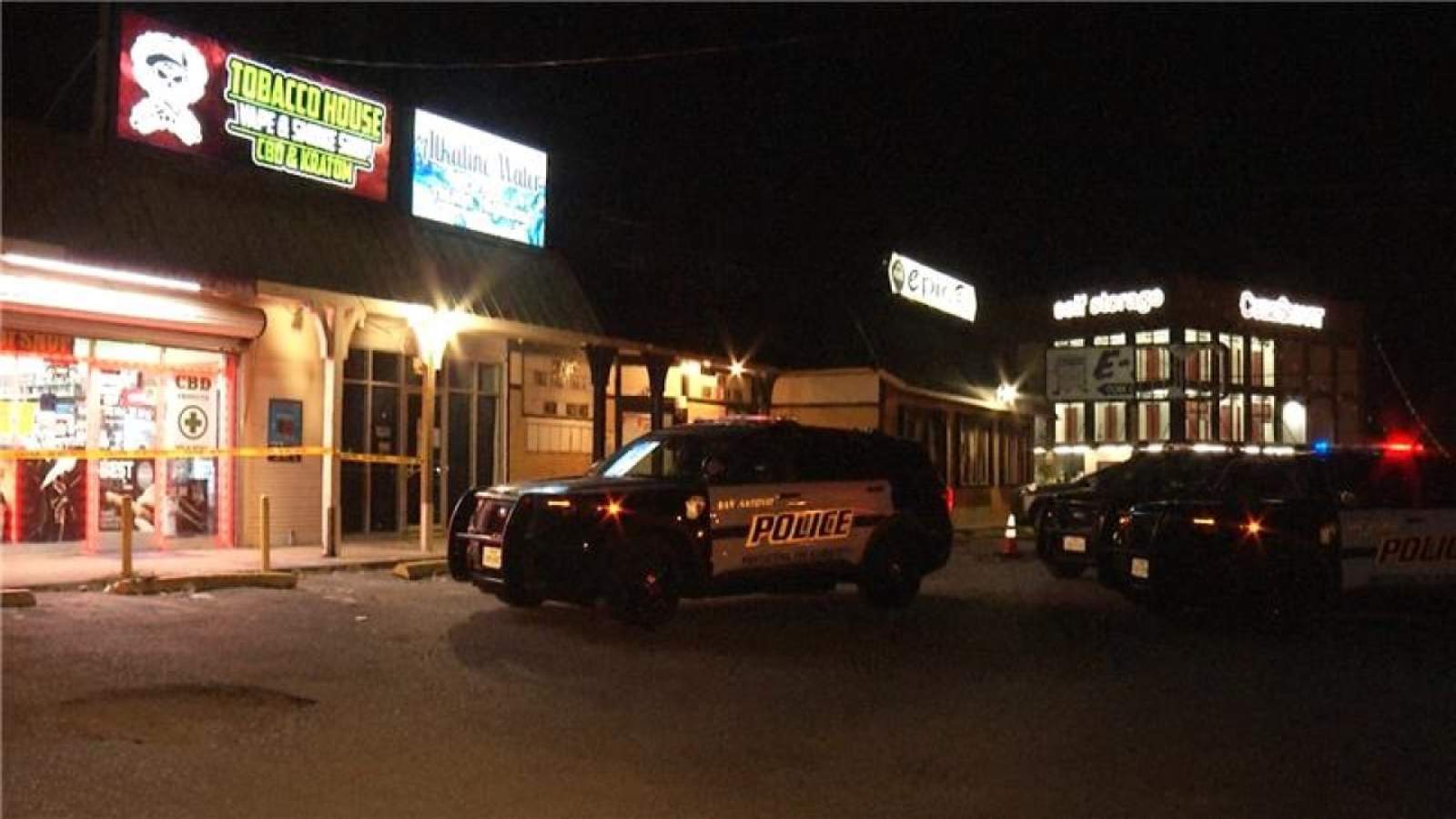 Man robs Northeast Side tobacco shop at gunpoint, police say