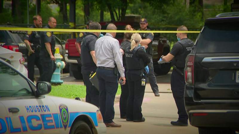 Houston officer shot while responding to parking lot dispute