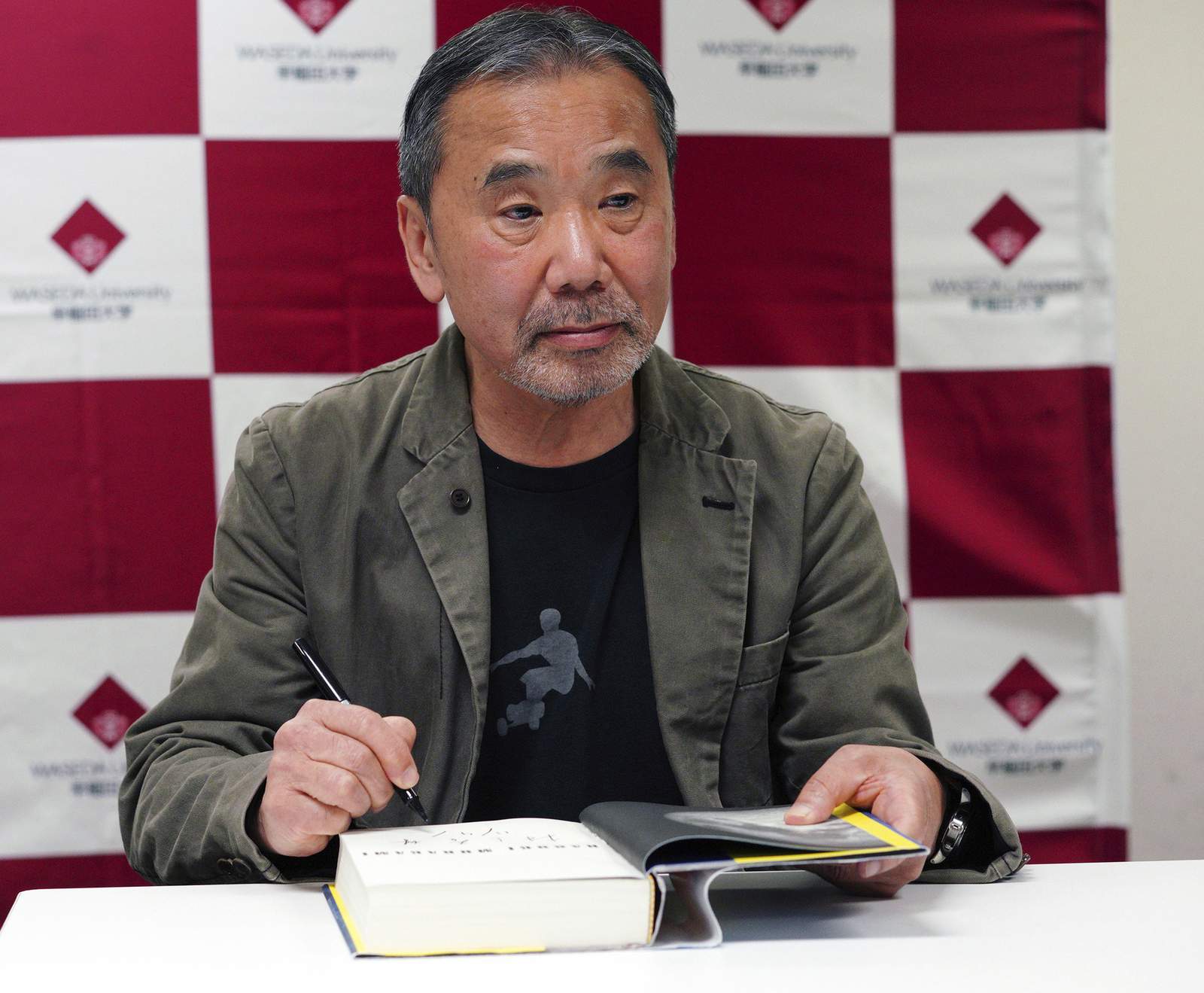 Murakami urges politicians to speak sincerely about virus