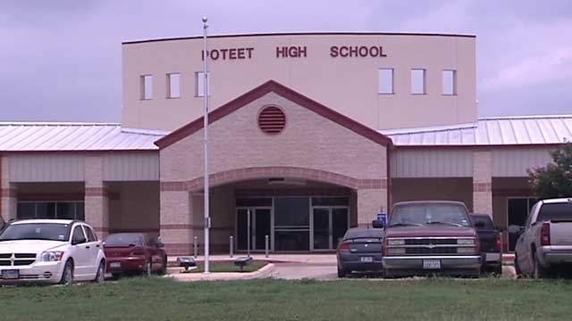 Poteet ISD suspends extracurricular activities after ‘breach’ of protocols during photo session with football players