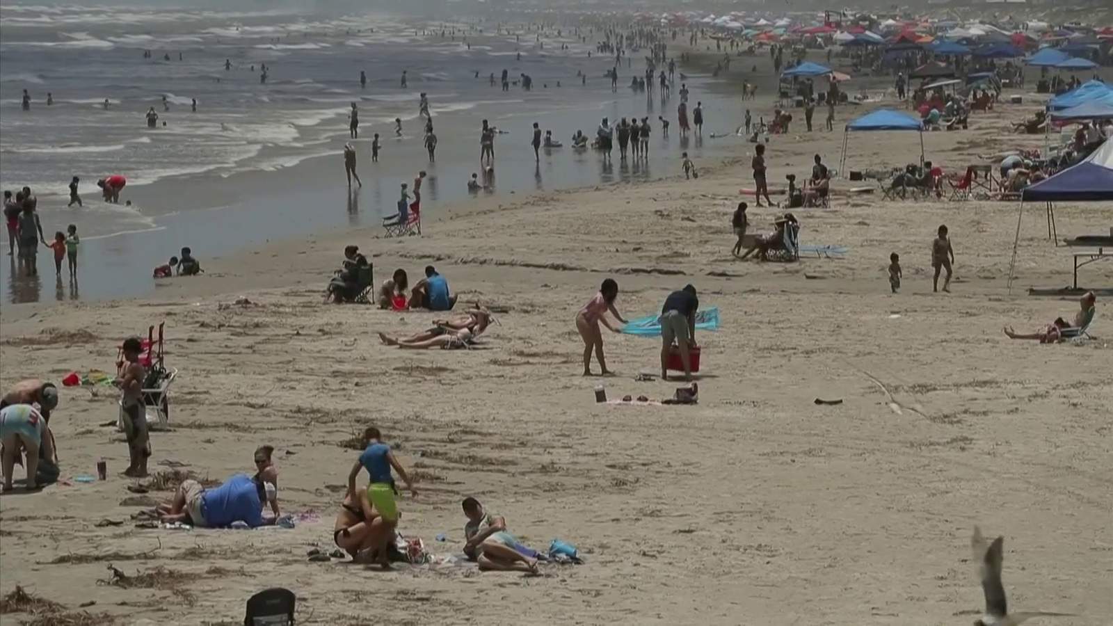 As beachgoers pack Port Aransas for Memorial Day, U.S. officials say to heed social distancing rules
