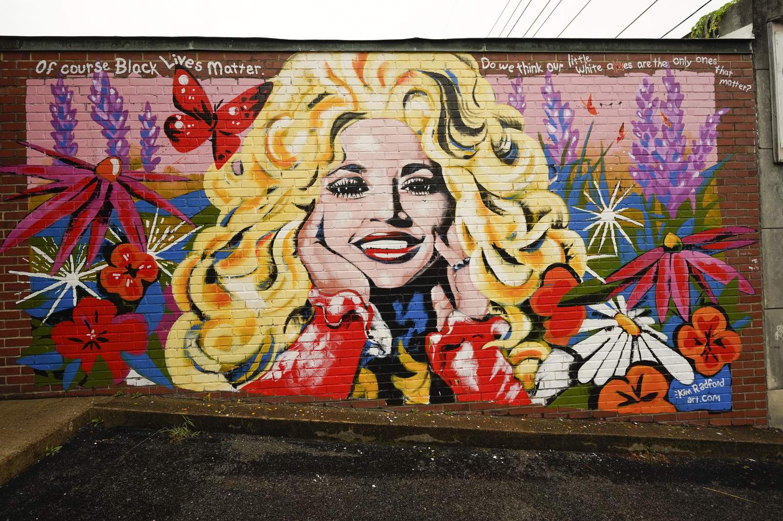 Mural highlights Dolly Parton's Black Lives Matter quote