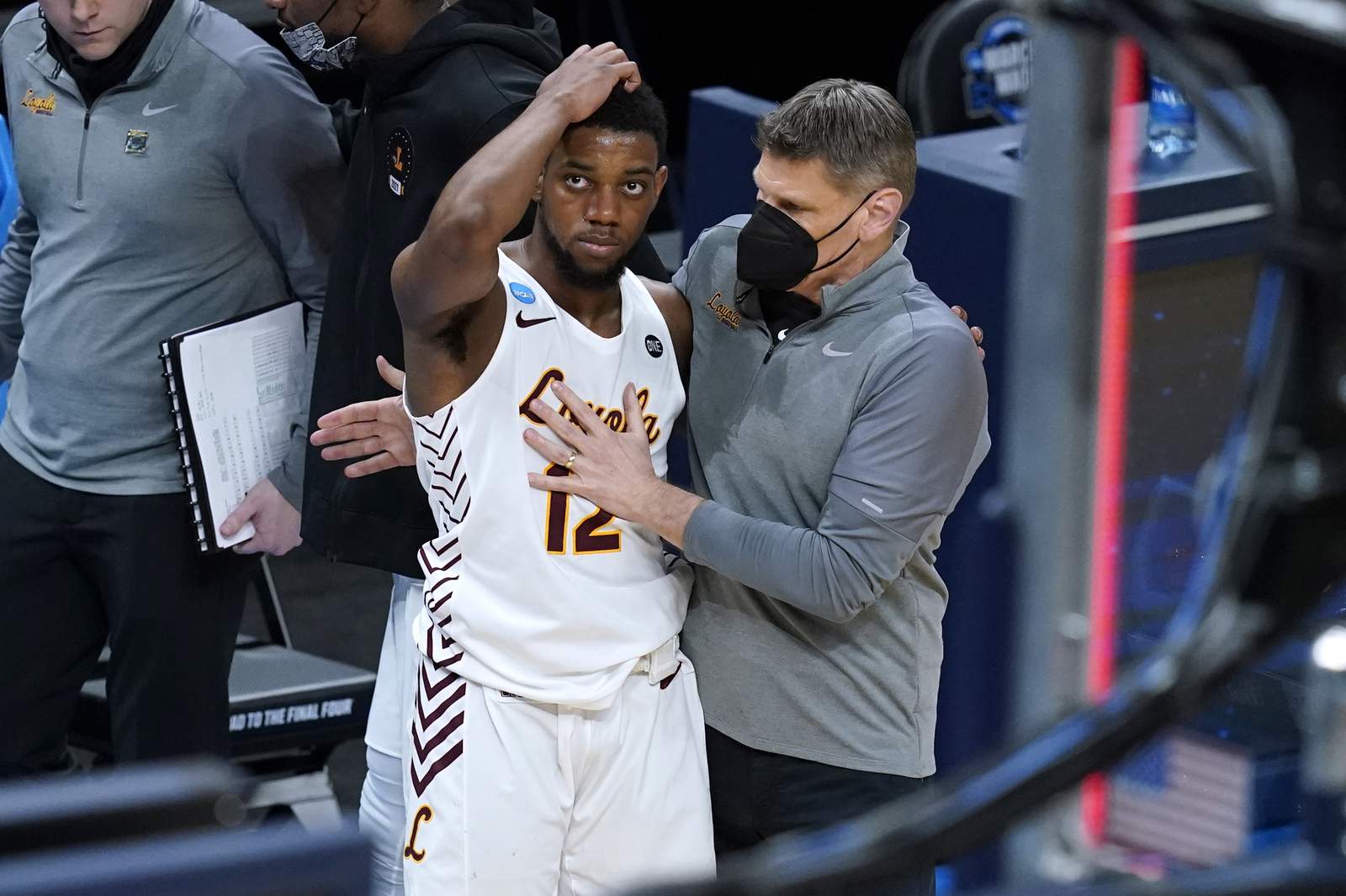 Oklahoma hires Loyola Chicago's Moser as basketball coach