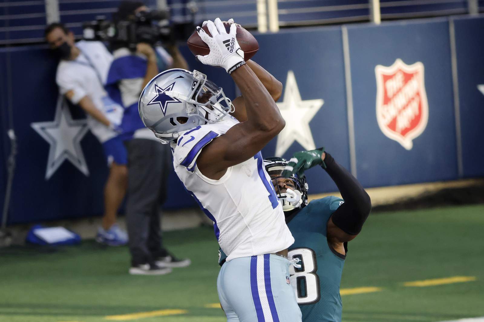 Cowboys beat Eagles 37-17, stay alive with Washington loss