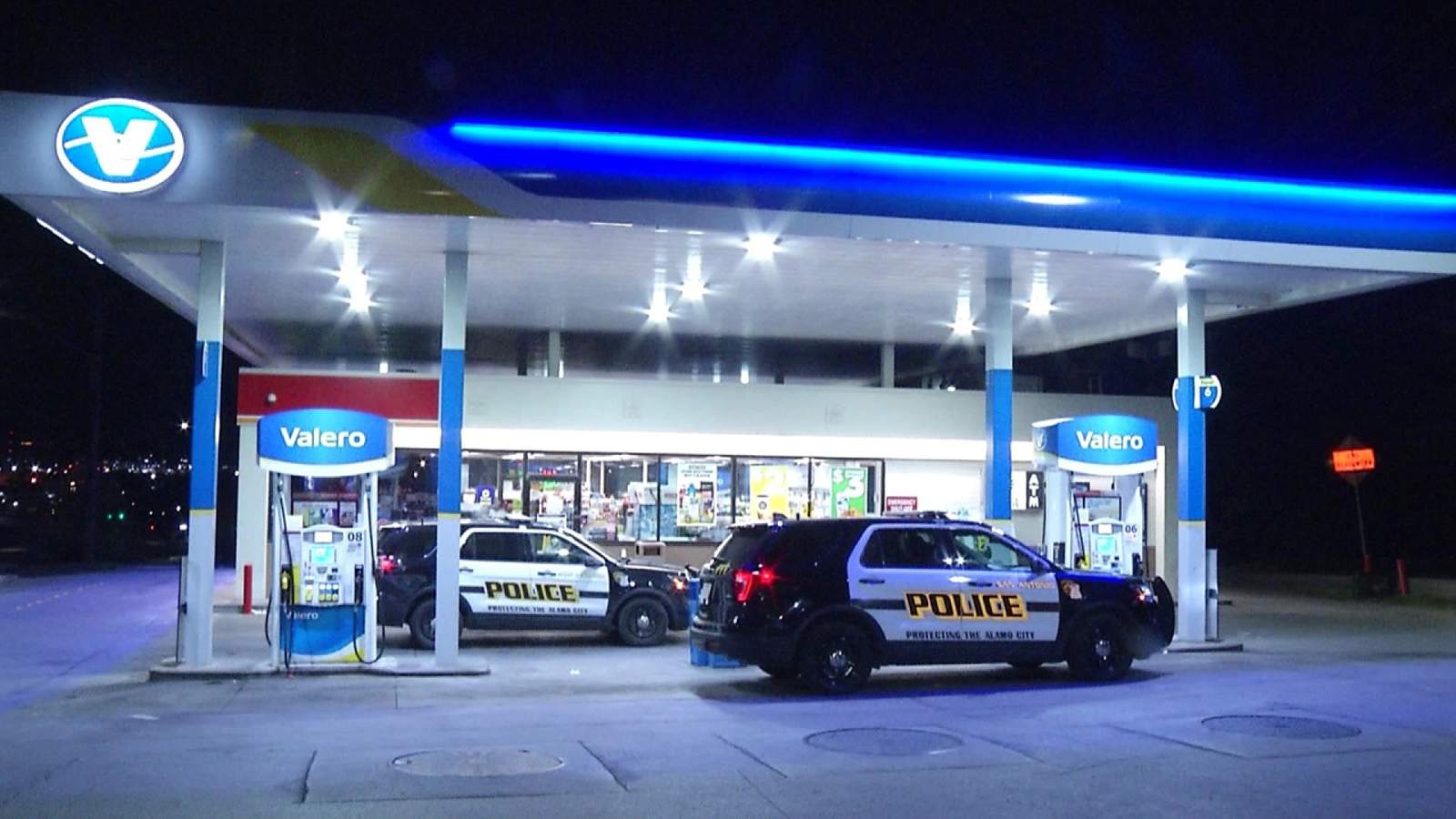 Robber gets away with cash after threatening convenience store clerk, police say