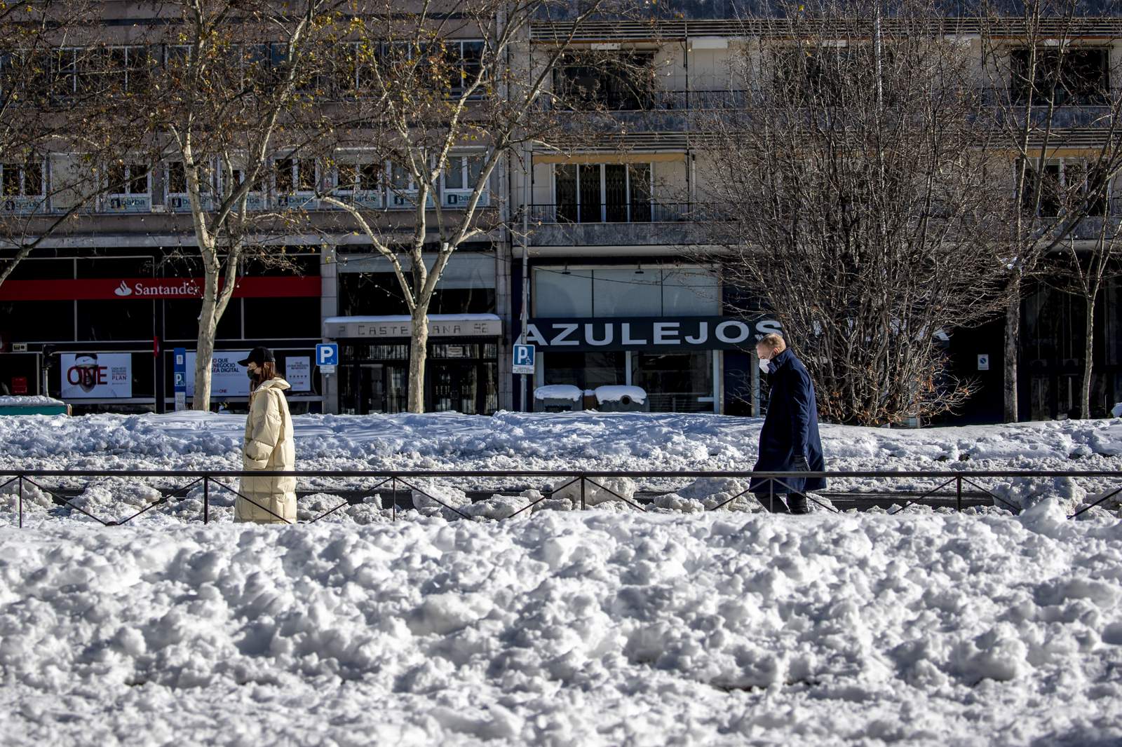 Snow and ice disrupt lives, vaccine rollout in Spain