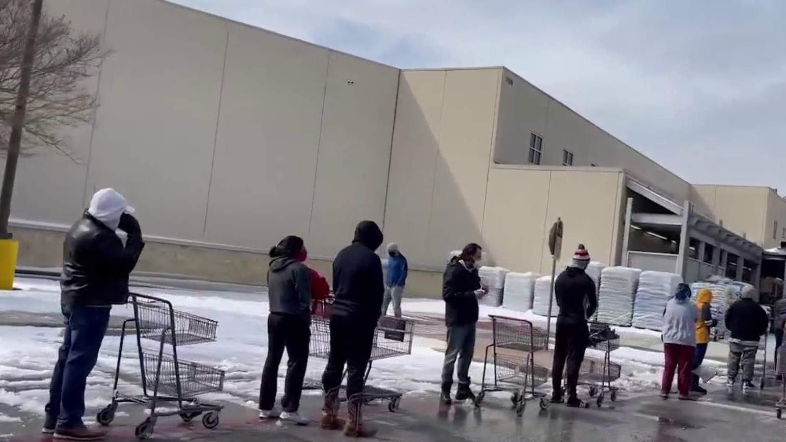 Thousands across San Antonio wait in cold for dwindling supplies at H-E-B, Lowes locations
