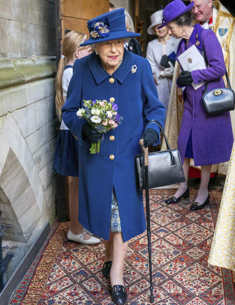 Queen Elizabeth II uses cane to walk into Westminster Abbey