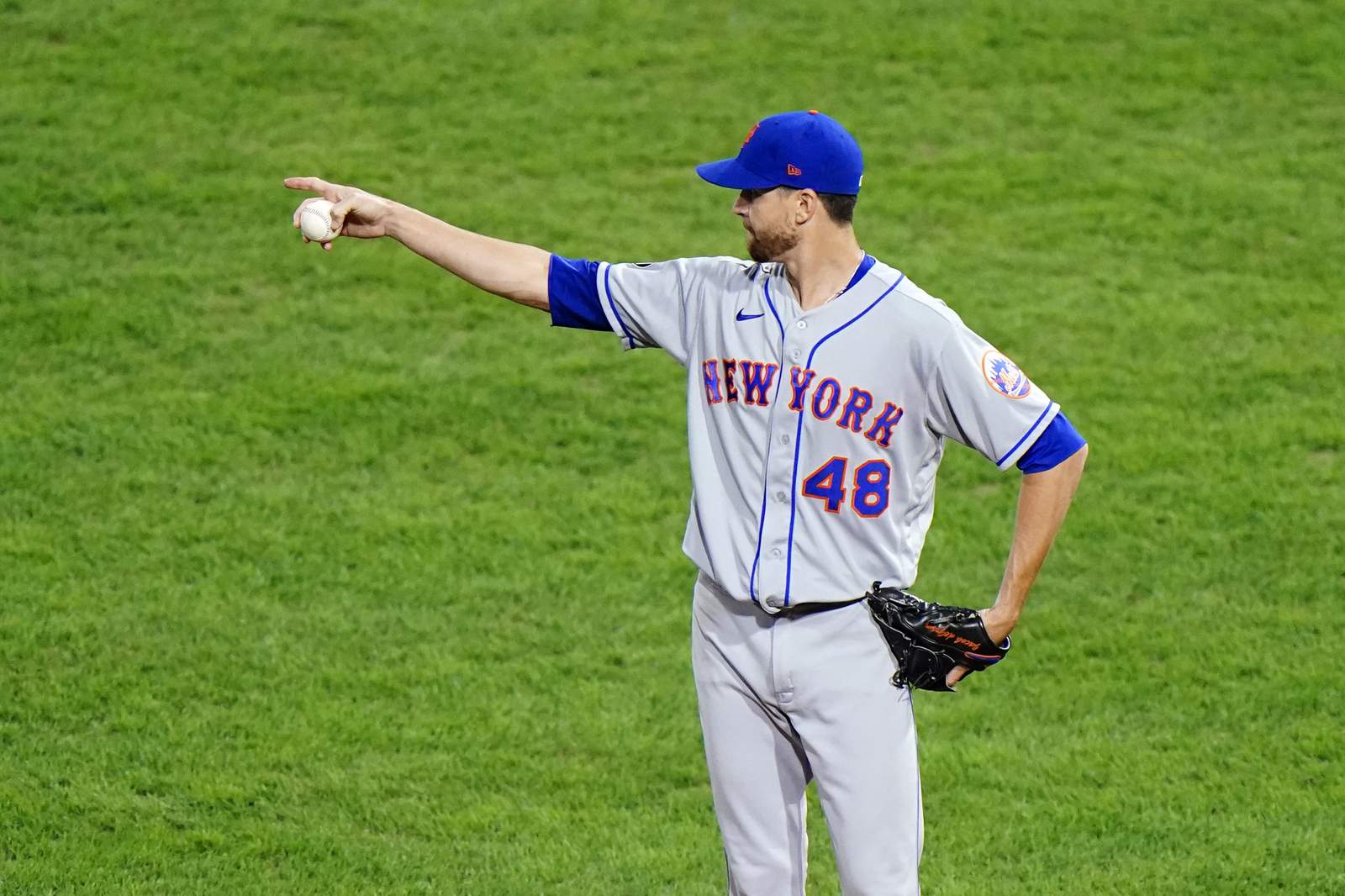 DeGrom exits with hamstring spasm, Mets rally past Phils 5-4