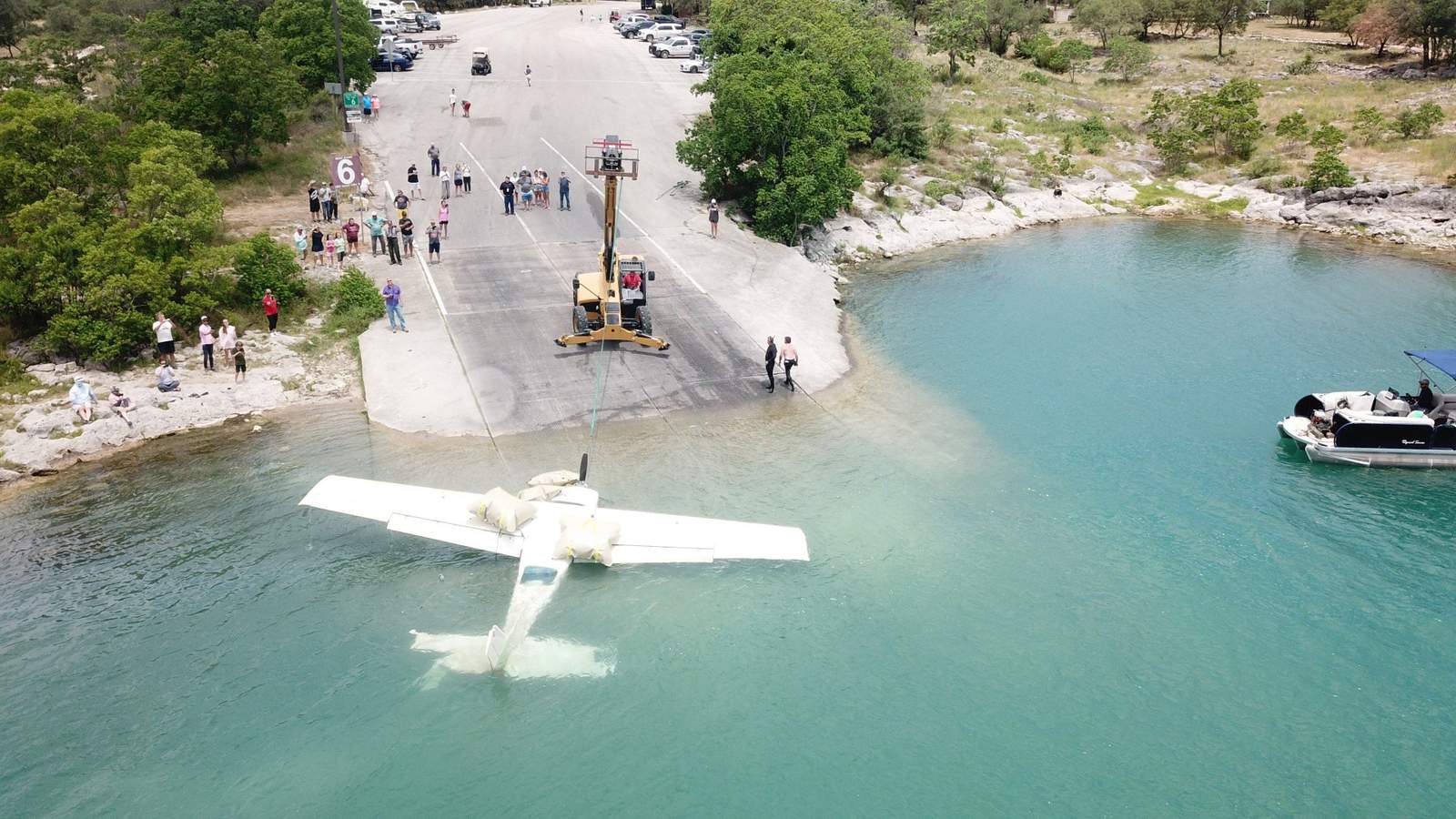 Video shows plane being pulled out of Canyon Lake after emergency landing