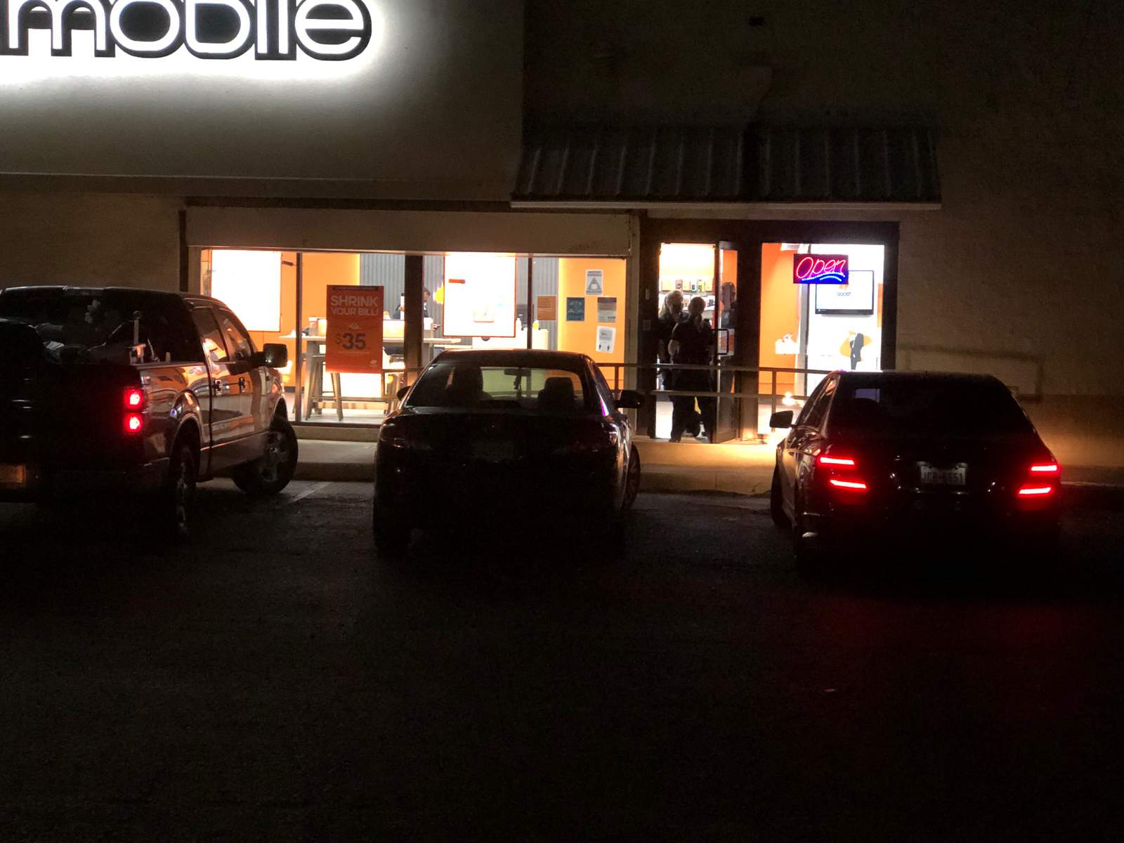 SAPD: 2 men sought in connection to Boost Mobile armed robbery on the West Side